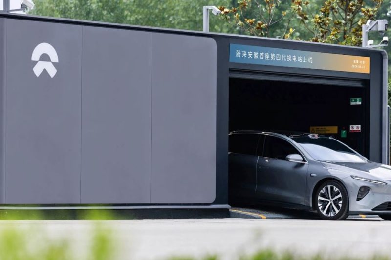 NIO ET7 Battery Swap Station Experience Versus Traditional EV Charging