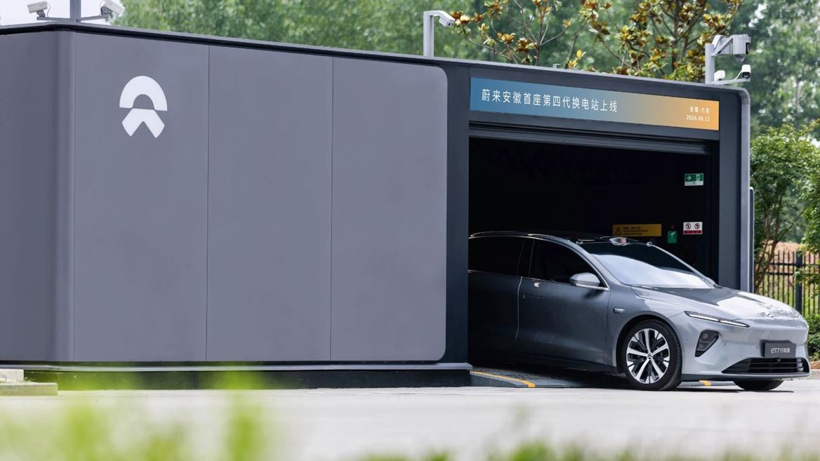 NIO ET7 Battery Swap Station Experience Versus Traditional EV Charging
